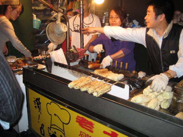 Food vendors at Shilin night market