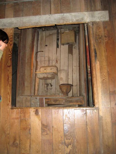 Peeping on an old bathroom