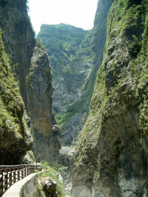 Incredible gorge, incredible road